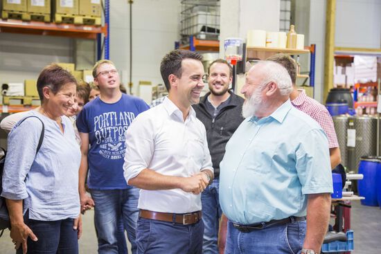 Die Besichtigungsgruppe besucht die Produktion