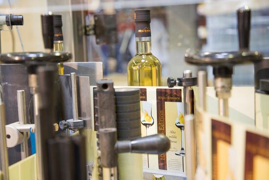 Alte milde Birne - Flaschen laufen durch die Etikettiermaschine.