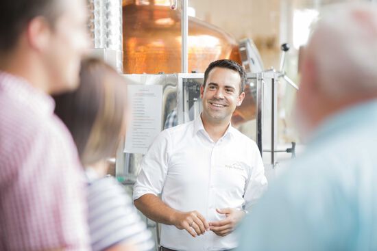 Bei der Führung durch den Betrieb wird die Brennerei erklärt.