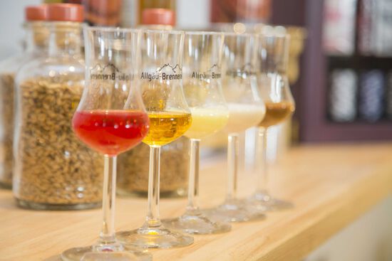 Verschiedene Liköre können nach der Führung verkostet werden.
