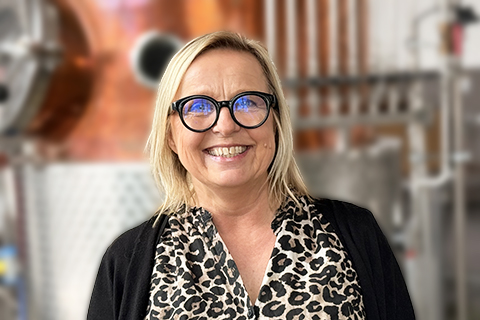 Marion Bühler, eine blonde Frau mit Brille